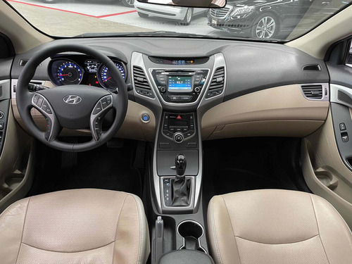 Imagen 8 de 12 de Hyundai Elantra 2015 1.8 Limited Tech At