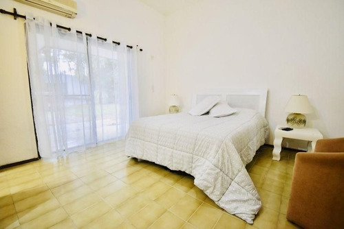Casa En Venta De 4 Dormitorios En Lugano