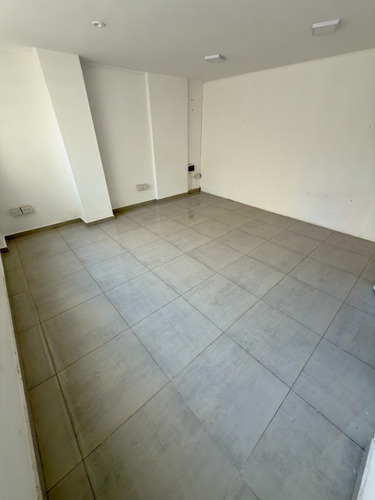 Local En Alquiler, Frente, Vidriado, Patio, Baño, 2 Plantas