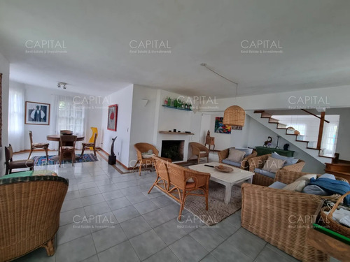 Casa De Cinco Dormitorios En Alquiler - En La Barra Punta Del Este