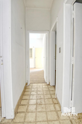 Casa 3 Ambientes Con Cochera Para Mejorar. Zona Comercial.