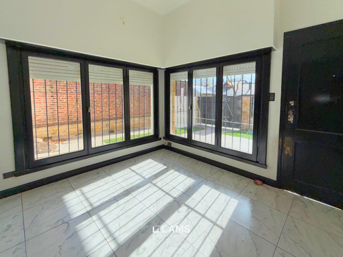 Venta Casa 3 Ambientes Con Patio Y Cochera - Zona Chauvin