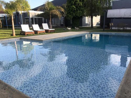 Casa Venta 4 Dormitorios 3 Baños Jardín Pileta Quincho Parrilla Cochera 280 Mts 2 -terreno 1300 Mts 2- Manuel B Gonnet
