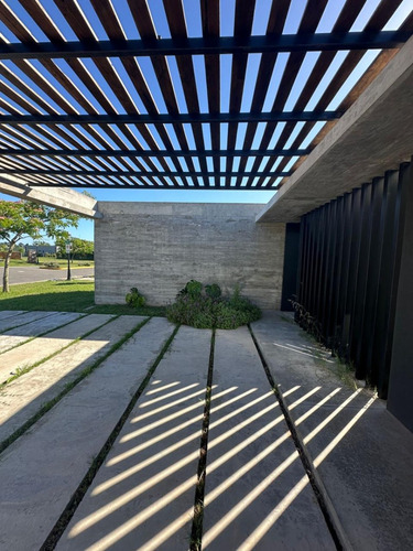 Moderna Casa De Diseño A Estrenar. Muy Luminosa. Diseño Minimalista. En 1 Sola Planta. Materiales Nobles Y De 1ra Calidad Excelente Relación U$ X M2. Deja De Imaginar Lo Q Soñas Y Compralo. Sta Emilia