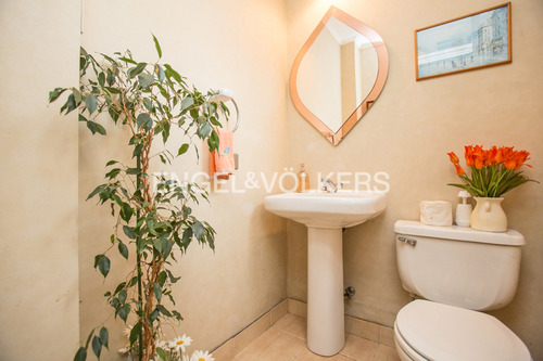 Casa En Venta San Carlos De Apoquindo, Tranquila Calle