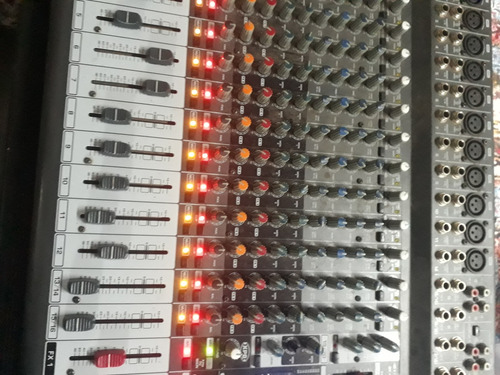 Consola Potenciada Behringer Europower Pmp6000 20 Canales (Usado)