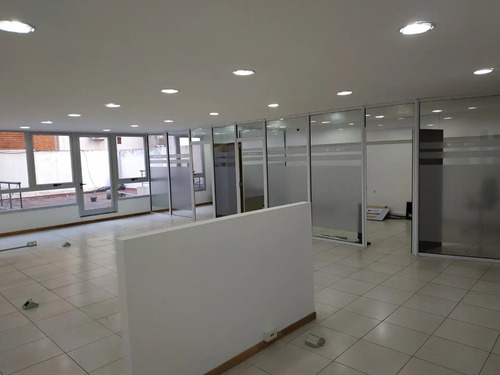 Ubicada En Moderno Edificio De Oficinas.