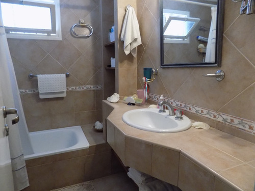 Imagen 12 de 24 de Excelente Chalet 5 Ambientes, Sobre 2 Lotes De Parque Barrio Las Lomas Miramar