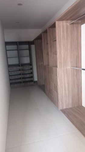 Preciosa Residencia En Misión San Jerónimo, 5 Habitaciones, Sótano, 6.5 Baños..