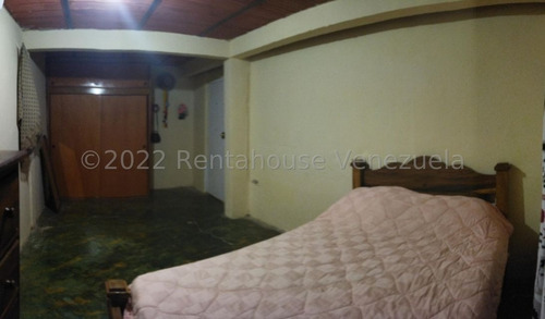 Imagen 2 de 9 de En Venta Amplia Y Cómoda Casa Con Ubicación Cercana A Todo Tipo De Servicios. 04120656408 Mls 23-3467
