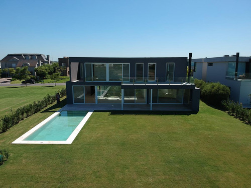 Imagen 2 de 30 de Golf Nordelta | Excelente Casa En Venta Con La Mejor Vista Al Golf