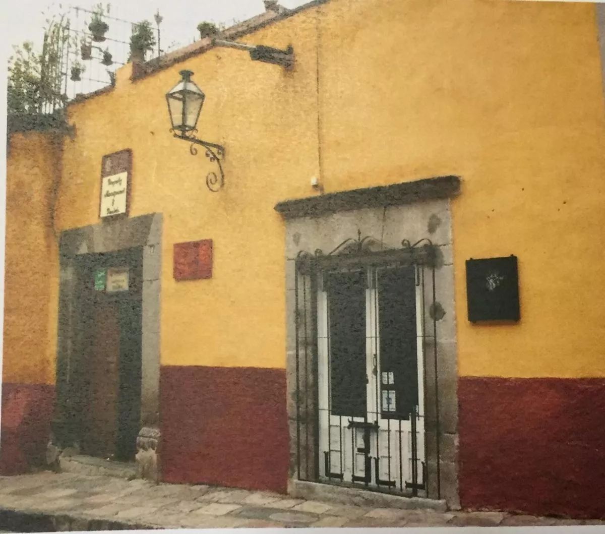 Casa En Centro De San Miguel Con Locales Comerciales