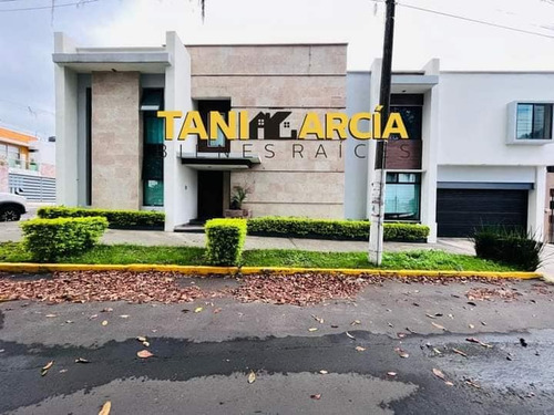 Vendo Casa Excelente Ubicación, Frente A Plaza Shangrila