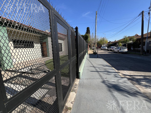 Venta De Casa 4 Ambientes Con Cochera Y Jardin En Wilde