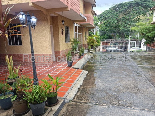 Julio Latouche 25-10392 Townhouse En Venta La Entrada Naguanagua, Cómodo Y Acogedor, Clima De Montaña, En Plena Avenida.