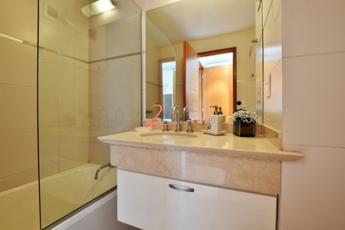Apartamento De 3 Dormitorios En Venta Y Alquiler Temporario, Playa Mansa. Punta Del Este- Ref: 5335