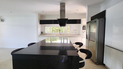 Casa En Venta Y Alquiler En Barrio Los Alisos, Nordelta