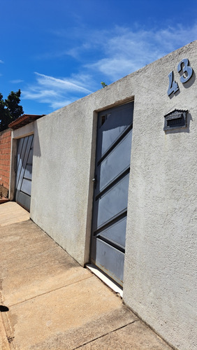 Casa Com 3 Dorms, 1 Wc, Sala E Cozinha Integradas E Garagem.