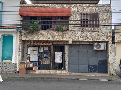 Se Vende Casa Comercial De 02 Niveles; Ubicada En La Calle Sucre: La Zona Más Comercial De La Ciudad De Anaco. (a.p)