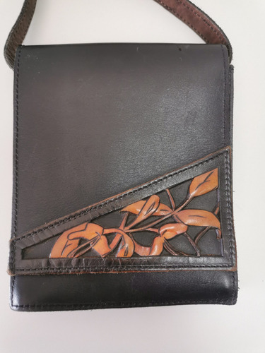 Cartera De Cuero Artesanal Con Aplicación De Hojas. (Usado)