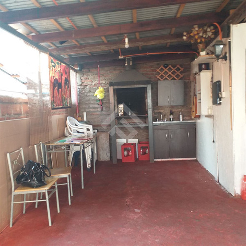 Casa En Venta De 4 Dorm. En La Florida