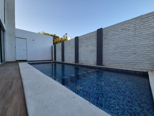 Playa De Vacas, Departamento En Venta En 1er Nivel Con Alberca.