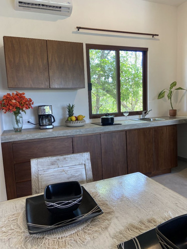 Casa - Hotel En Venta En Tulum, Quintana Roo, Santiago , Con 6 Habitaciones En Excelente Ubicación.