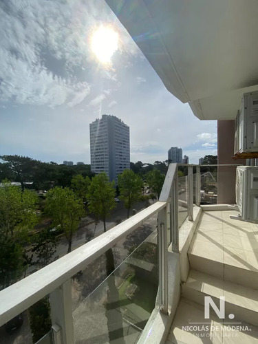 Oportunidad Imperdible, Hermoso Departamento En Venta De 2 Dorm, Muy Iluminado Y Con Terraza Con Parrillero. 