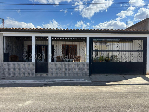 Casa En Venta En Brisas De Carorita Zona Norte De Barquisimeto Distribuida En 4 Habitaciones Y Dos Baños, Cuenta Con Amplio Estacionamiento Y Un Tanque Subterráneo De 2 Mil Litros Gabriela C. 