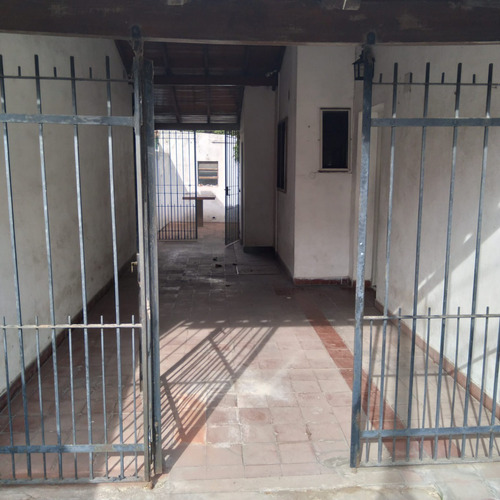 Chalet Sobre Lote 318,5 M2.- De 3 Ambientes Con Cochera Y Fondo Libre. Apta Credito