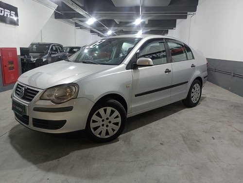 Volkswagen Polo Sedan 1.6 Total Flex 4p