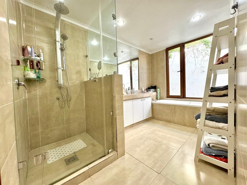Casa En Venta Condominio De 5 Dorm Quincho. En Lo Barnechea
