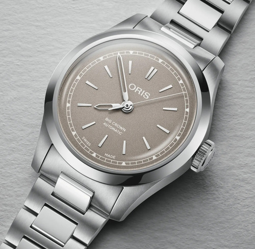 Reloj pulsera Oris 01 531 7797 4056-07 8 17 06 con correa de acero color plateado - fondo marrón