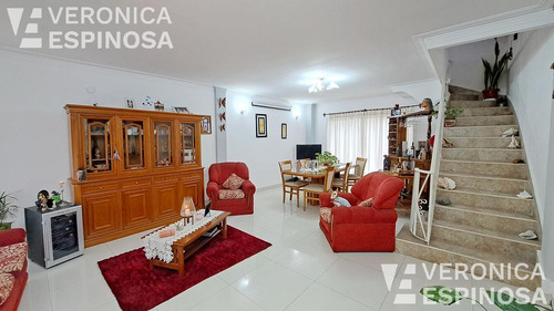 Casa En Venta En Villa Luzuriaga, 5 Ambientes