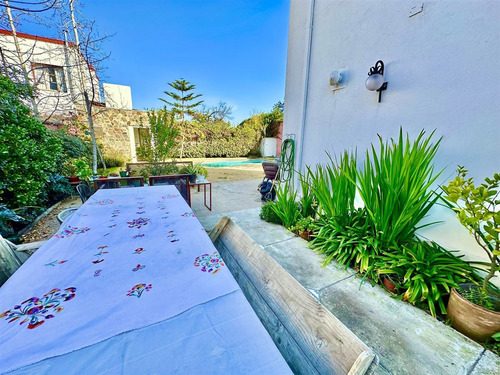 Casa En Venta De 4 Dorm. En Ñuñoa
