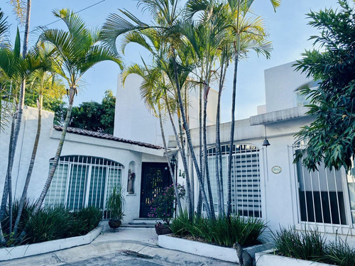 Casa De Un Nivel Con 3 Recámaras, Alberca Y Y Bungalow En Teopanzolco