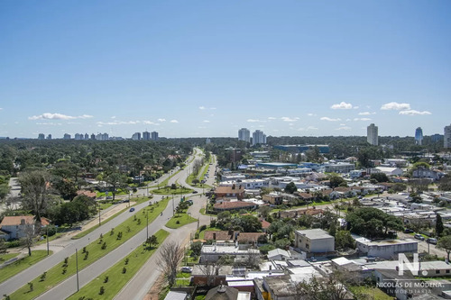 Apartamento En Alquiler De 2 Dormitorios En Edificio Alexander Boulevard , Punta Del Este