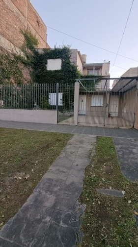 Casa Para 2 Familias:  Pb: 2 Amb. Con Patio Y Quincho Pa: Dto 3 Amb. 