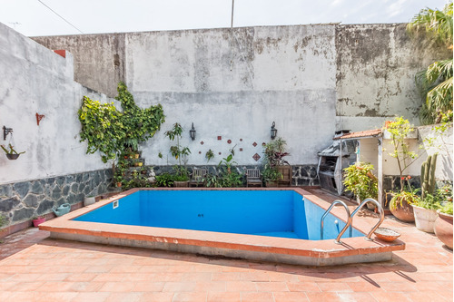 Casa . Patio . Pileta . Parrilla . Cochera . Balcón