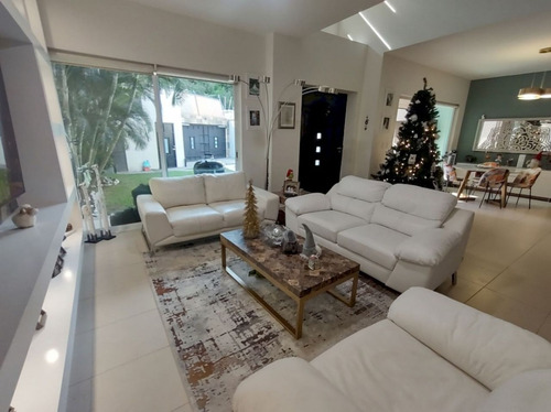 Casa Estilo Contemporáneo En Lomas De Cuernavaca.