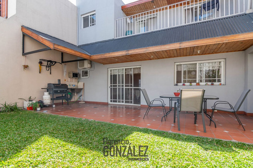 Casa 4 Ambientes Con Patio, Jardin Y Cochera. Apto Credito
