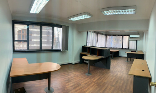 Imagen 16 de 21 de Oficina Centro Histórico De Santiago Con Mobiliario