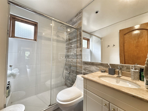 Casa En Arriendo De 7 Dorm. En Las Condes