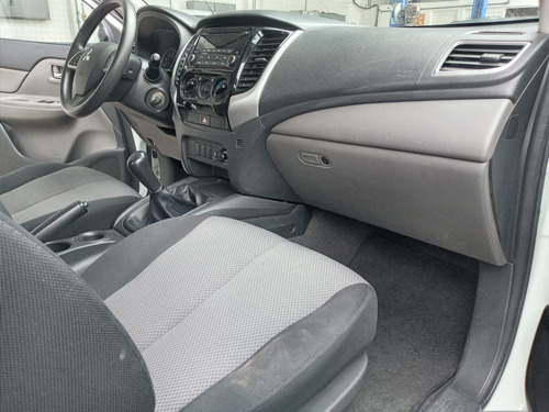 Imagen 10 de 12 de Mitsubishi L200 2018 2.4 Cabina Doble 4x2 Mt