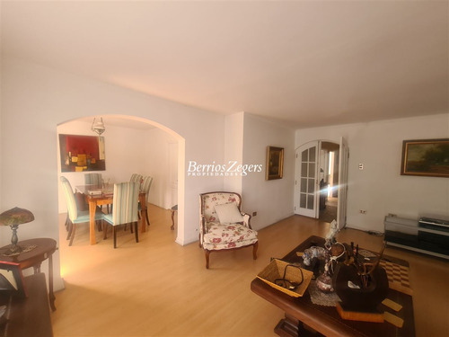 Casa En Venta De 5 Dorm. 3 Baños Mas Servicios En Las Condes