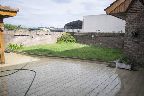 Casa De 5 Ambientes Con Cochera En Venta En Martinez