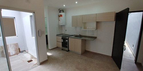 Imagen 3 de 12 de Departamento Tipo Casa En Alquiler En Lanus Oeste
