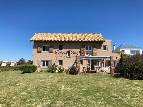 Muy Linda Casa En Montoya Con Vista Al Mar 