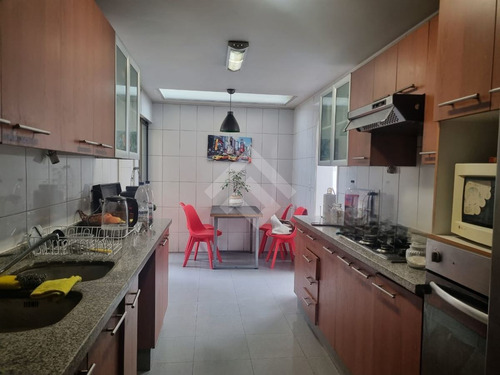 Casa En Venta De 6 Dorm. En Peñalolén