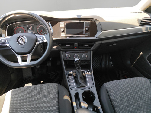 Volkswagen Jetta 4p Trendline L4/1.4/T Man
